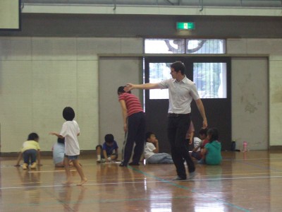 英語で遊ぶ子供たち