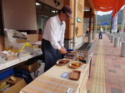 モチ麦みたらし団子の香ばしい香りがまずおいしい