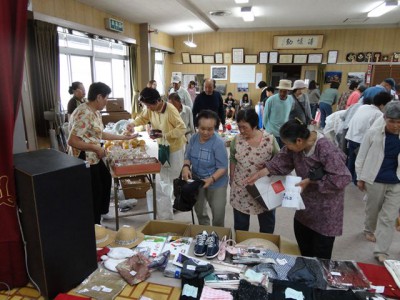 地域の人たちであふれたバザー会場