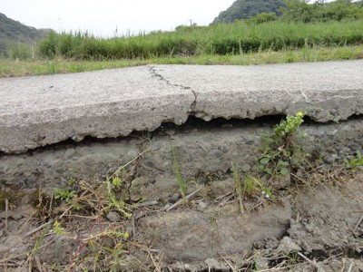 浮き上がったコンクリート