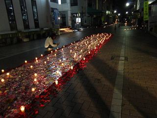 敷き詰められたバラの真紅が大切な明かりをいとおしむ