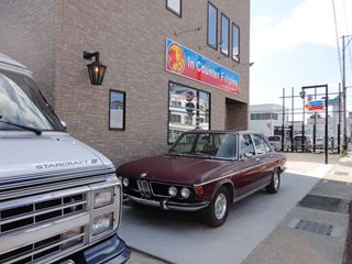 店の前には彼の好きな車が置いてありました。