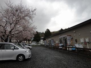 今までは地域の祭りなどでにぎわった公園に設置された仮設