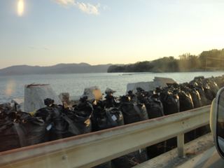 津波に現れた海岸線の残骸がそのままに