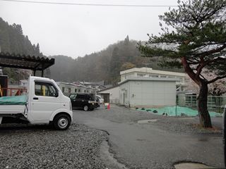 小学校横の空き地にある仮設住宅